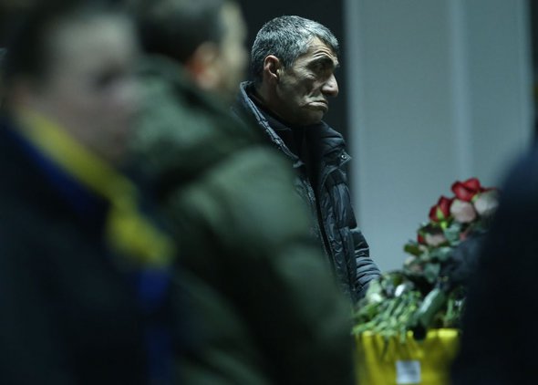 Гроба погибших были укутаны в украинский флаг и засыпаны цветами