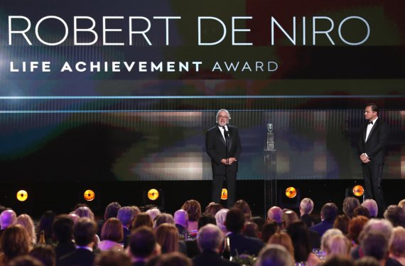 Роберт Де Ніро приймає нагороду за життєві досягнення від ведучого церемонії Леонардо Ді Капріо