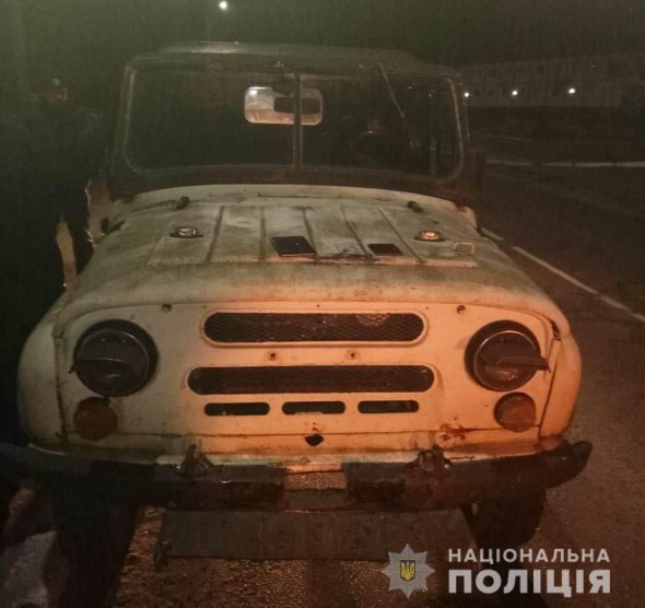 У селищі Іванків поліцейський зупинили автомобіль «УАЗ» за порушення правил дорожнього руху  і знайшли в ньому труп АТОвця