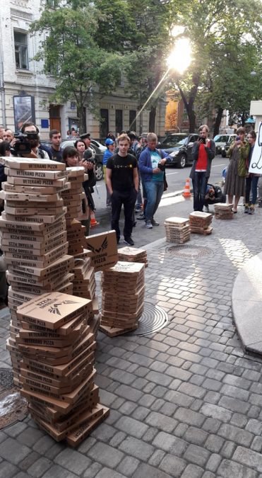 Люди вышли на акцию поддержки "Свободу Виталию Маркиву!"