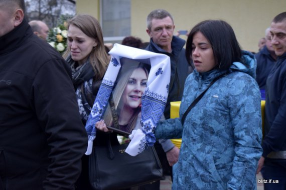 В Ивано-Франковске попрощались с погибшим в авиакатастрофе самолета Boeing-737 бортпроводницей 24-летней Марией Микитюк