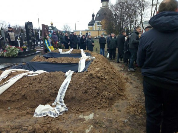 Наумкина и Гапоненка похоронили рядом метрах в 20 от входа.