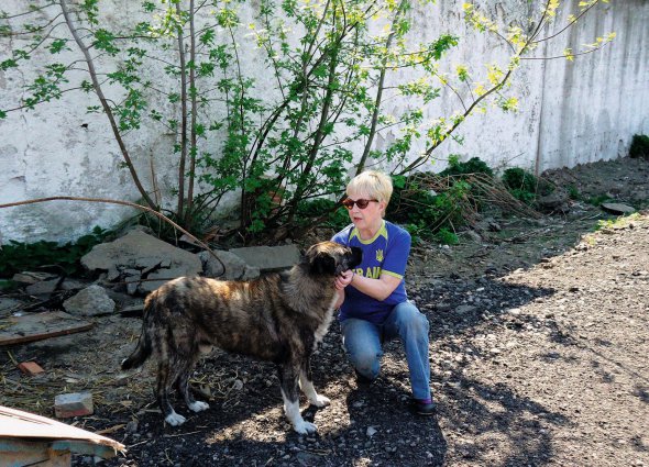 Тамара Тарнавська гладить собаку Кіборга. Його 2015 року з Донбасу привезли військові, які захищали Донецький аеропорт. У Товаристві захисту тварин SOS пес прожив майже чотири роки. Помер торік у грудні через інфаркт