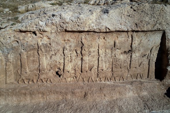 Археологи раскопали новый ассирийский барельеф