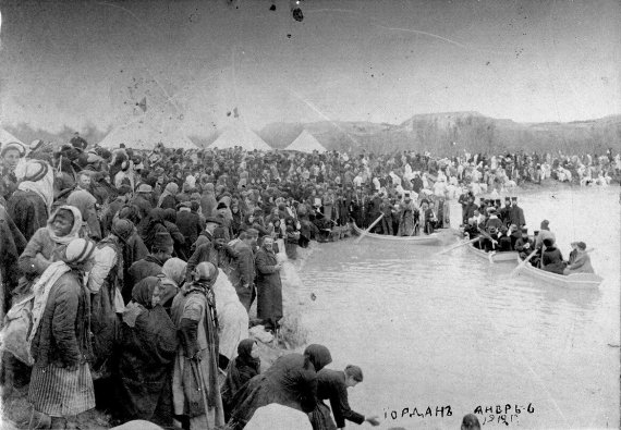 Показали 100-летние фото православных паломников к Йордану