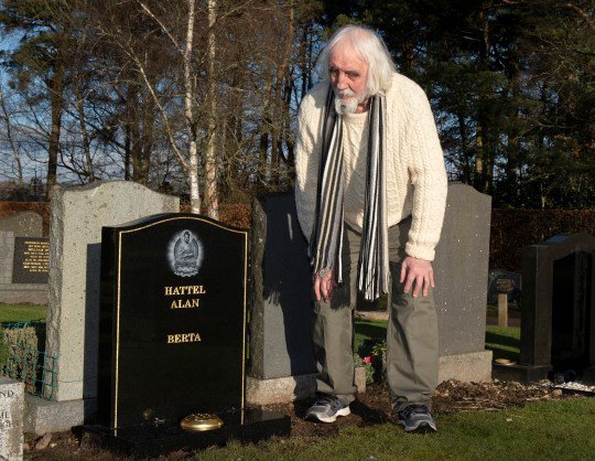 Надгробный памятник со своим именем и бывшей жены британец нашел на кладбище