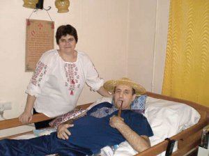 Зоя Кравченко стоїть біля чоловіка В’ячеслава Євгеновича. Він досі лікується після поранення, яке отримав на Донбасі восени 2015 року