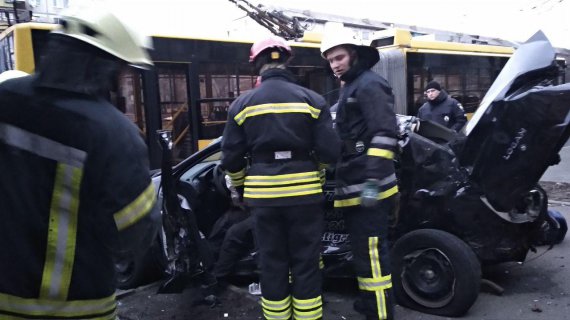 В Киеве водитель Renault Logan въехал в остановку общественного транспорта и погиб на месте происшествия