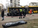 В Киеве водитель Renault Logan въехал в остановку общественного транспорта и погиб на месте происшествия