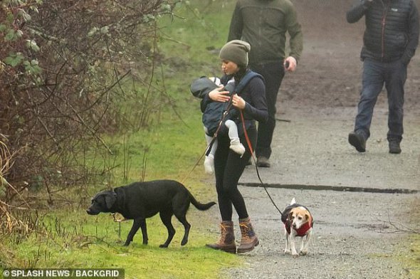 Герцогиня Сассекська на прогулянці з сином Арчі й собаками у Канаді. Там вони планують жити половину свого часу, нарівні з Великобританією