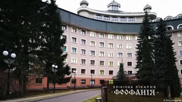 В середньому лікарня на рік обслуговує близько 17 тис. пацієнтів, з них 5 тис. – за оплату.