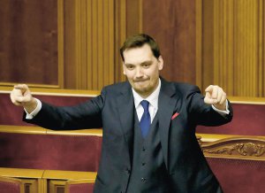 Прем’єр-міністр Олексій Гончарук виступає у Верховній Раді 17 січня. За півтори хвилини йде із сесійної зали. Народні депутати зі ”Слуги народу” аплодують, у залі хтось кричить ”ганьба!”