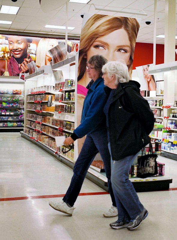 Жінки проходять повз косметичний відділ у супермаркеті Target у місті Арвада в американському штаті Колорадо