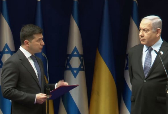 Зеленський зустрівся з Нетаньягу, який вчора приймав президента ворожої Росії Путіна.