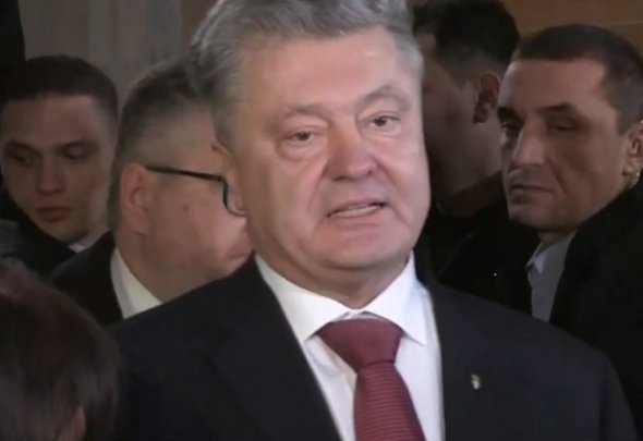 Порошенко приходил на допрос с народными депутатами и адвокатами.