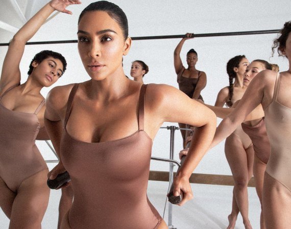 Звезда реалити-шоу Ким Кардашян опубликовала серию фото, на которых позирует в белье из своей новой коллекции