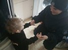 В Одессе женщина заперла в квартире маленьких сыновей, а сама пошла развлекаться. Плач детей услышали соседи и вызвали полицию