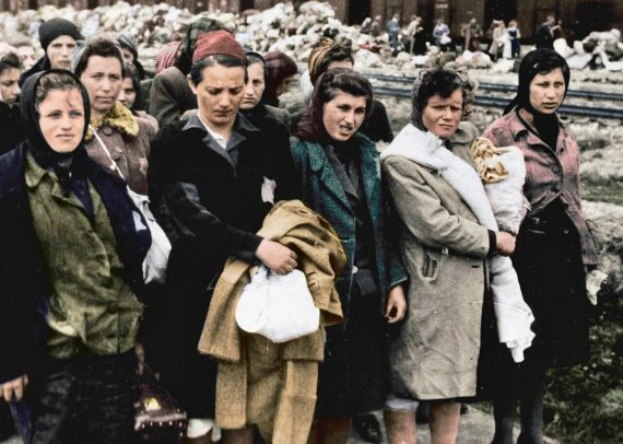 Еврейские женщины, которых отобрали для лагерных работ