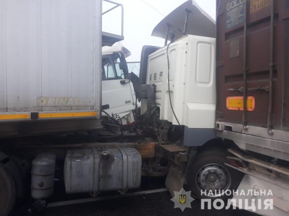 Унаслідок зіткнення загинув водій автобуса. Ще 2 людей скалічилися