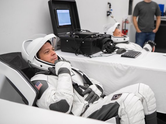 Астронавты NASA готовятся к первому полету на Crew Dragon