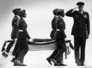 Ассистенты знаменосца переносят останки Кристен МакОлифф из самолёт в катафалк на военно-воздушной базе в Довере
