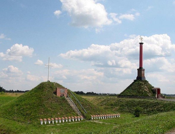 Станция Круты. Символическая могила и современный мемориал погибшим студентам в виде колонны Красного корпуса Киевского университета