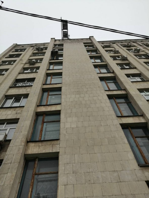 У Кропивницькому  iз даху 9-поверхової будівлі впав чоловік