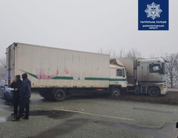 На Криворожском шоссе вблизи Днепра произошли 3 ДТП, в которых столкнулись 7 автомобилей