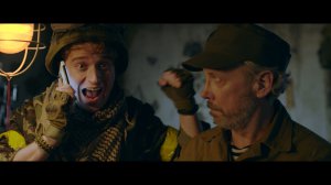 Актор Станіслав Бжезінський (ліворуч) у фільмі "Наші котики" грає продавця квітів із позивним "Грін". Він із родини військових. Пішов добровольцем в АТО, щоб довести батькові, що не полишає сімейних традицій. Отримує дзвінок від президента. Насправді його розігрує побратим-актор. Інженера офісних мереж із позивним "Професор" втілює Петро Микитюк