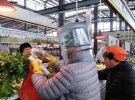 Щоб урятуватися від коронавірусу, китайці почали одягати на голову обрізані пластикові фляги для води