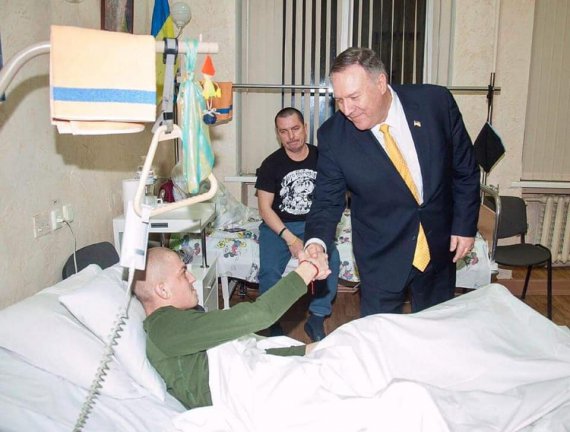 Государственный секретарь США Майк Помпео посетил украинских военных, находящихся на лечении в травматологическом отделении Киевского военного госпиталя