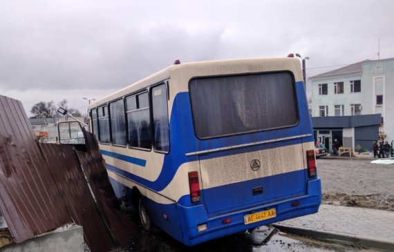 На Днепропетровщине водитель автобуса, который вез школьников, умер за рулем