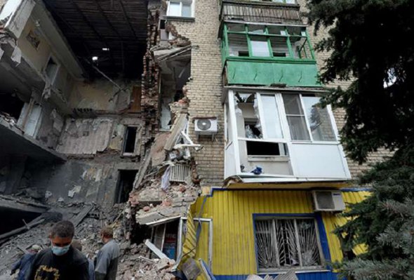 На фото дом, который разрушило попадания российского снаряда
