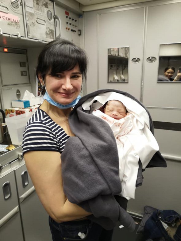 Елена Федченко приняла роды на борту самолета