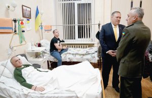 Державний секретар США Майк Помпео навідав поранених військових у Національному військово-клінічному центрі Міністерства оборони України. Київ, 31 січня 2020 року
