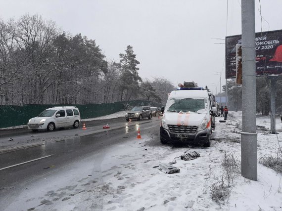 На Столичном шоссе в Киеве произошло смертельное столкновение. Один человек погиб, еще один - в больнице