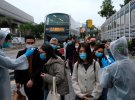 Пасажири у захисних масках проходять перевірку у Гонконгу перед посадкою на поезд