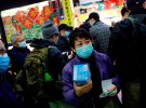 Люди стоят в очереди за зашитными масками в Гонконге