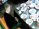 В Николаеве офицер полиции обокрал своих одноклассников во время встречи в ресторане
