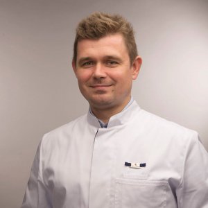 Андрій Сотник до Києва переїхав з Донецька 2014 року. В столиці був генеральним директором приватної клініки естетичної косметології