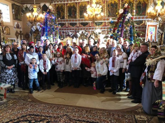 10 приемных детей и их родители, вся семья Гюрджян из Лисичанска крестились в Криворивне.