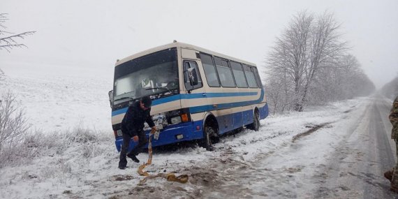 Рятувальники допомагають українцям, які опинилися в заручниках у негоди