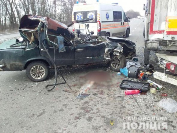 В Козелецком районе на Черниговщине водитель «ВАЗ-2101» врезался в припаркованный грузовик