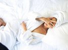 Певица Тина Кароль позировала на кровати в халате на голое тело
