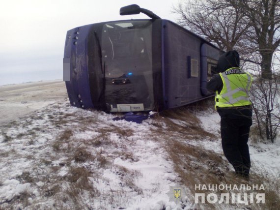 На трассе Одесса - Киев перевернулся рейсовый автобус с 19 пассажирами