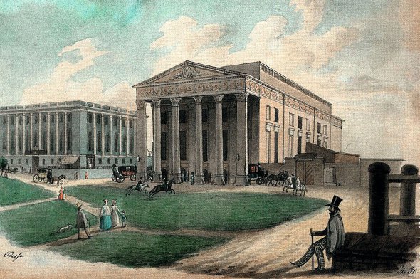Перший Одеський міський театр звели протягом 1805–1810 років за проєктом італійця Франческо Фраполлі. Перед будівлею він запланував велику площу, аби там прогулювалися глядачі й проводили зібрання. В ніч на 2 січня 1873-го театр згорів. Відбудували за 11 років