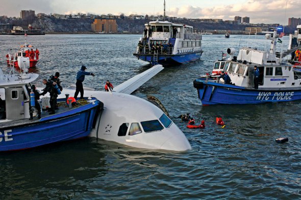 Рятувальники дістають пасажирів лайнера Airbus А-320, який аварійно приземлився в річці Гудзон у Нью-Йорку 15 січня 2009 року. На борту літака були 155 людей, із них п’ятеро – члени екіпажу. Під час зльоту Airbus зіткнувся зі зграєю гусей. Кілька птахів потрапили у двигуни, обидва вивели з ладу. Посадити літак на воду вдалося капітану Чеслі Салленбергеру. Ніхто з присутніх на борту не загинув, серйозно не травмувався. Цей випадок назвали Гудзонським дивом