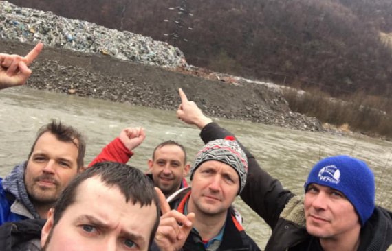 Звозити сміття на берег річки Тиса жителі Рахова почали з 2004 року