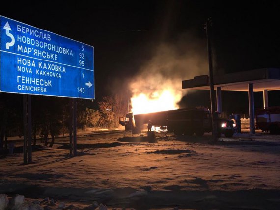 На Херсонщині вантажівка врізалась в ємність із газом на АЗС і спалахнула