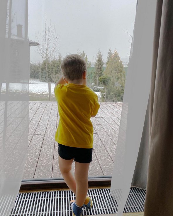 На знімку в Instargam хлопчик позує біля вікна, стоячи спиною до камери